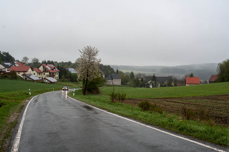 Ansicht eines verregneten Dorfes