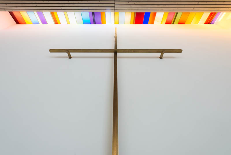 Kreuz mit farbigem Glassfenster