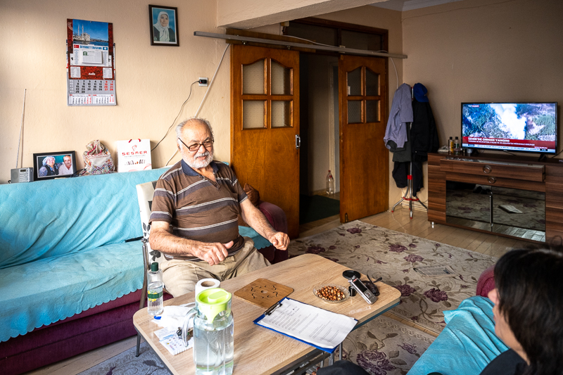 Abdullah Bey beim Gespräch in seinem Wohnzimmer
