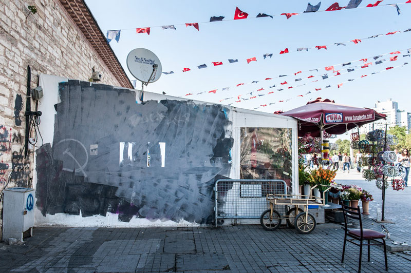 Mehrfach übermalte Wand am Taksim Platz